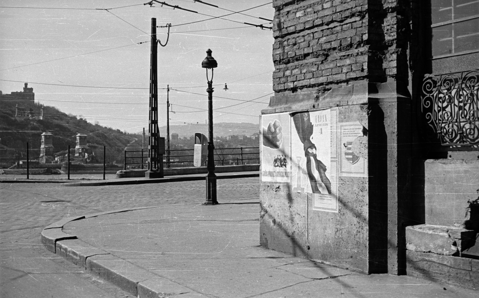 Hungary, Budapest V., Belgrád rakpart - Irányi utca sarok, háttérben az Erzsébet híd budai hídfőjének maradványai., 1957, Nagy Gyula, poster, lamp post, trash can, Budapest, Effects of the 1956 Revolution, Fortepan #51534