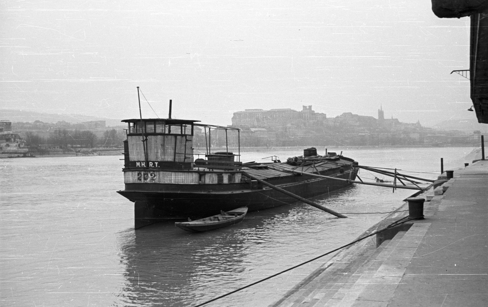 Hungary, Budapest V., Belgrád rakpart, háttérben a budai Vár., 1957, Nagy Gyula, barge, Budapest, Fortepan #51537