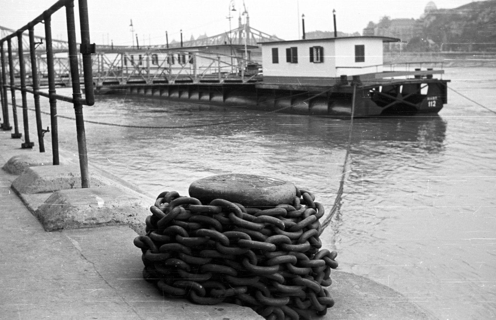 Hungary, Budapest V., Belgrád rakpart, a MAHART nemzetközi hajóállomása, háttérben a Szabadság híd és a Gellért Szálló., 1957, Nagy Gyula, pier, port, Danube, chain, Budapest, Duna-bridge, János Feketeházy-design, mooring bollard, Fortepan #51538