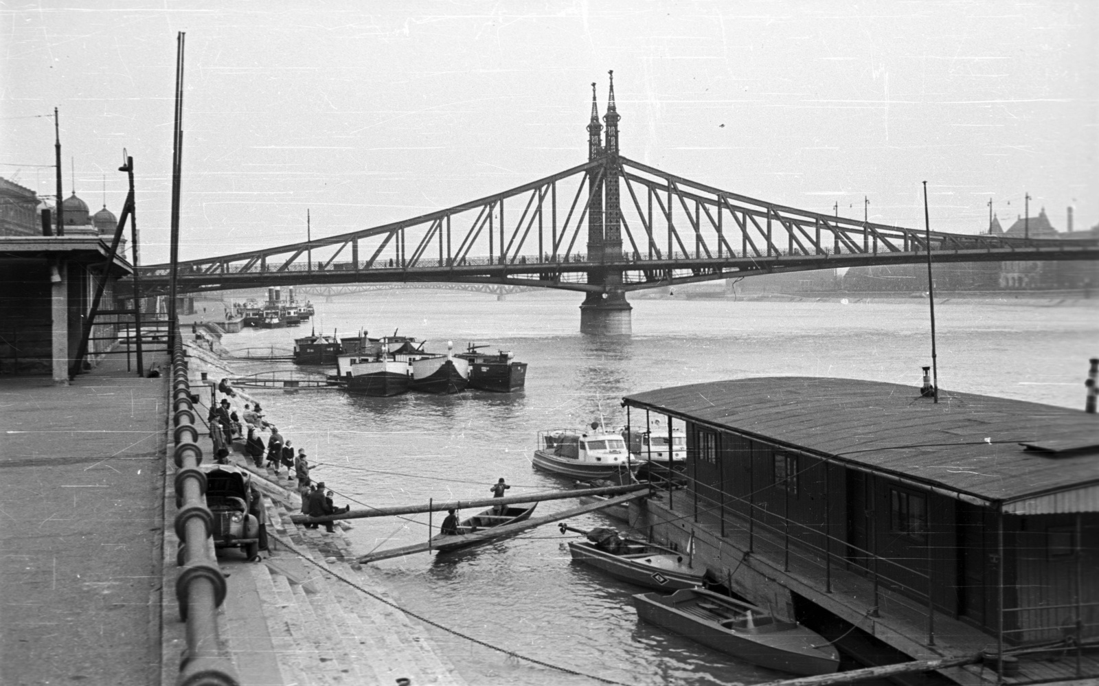 Hungary, Budapest V., Belgrád rakparti hajóállomás, Szabadság híd., 1957, Nagy Gyula, barge, boat, motorboat, Danube, boat station, Kováts boat engine, assault boat, Budapest, Duna-bridge, János Feketeházy-design, Fortepan #51541