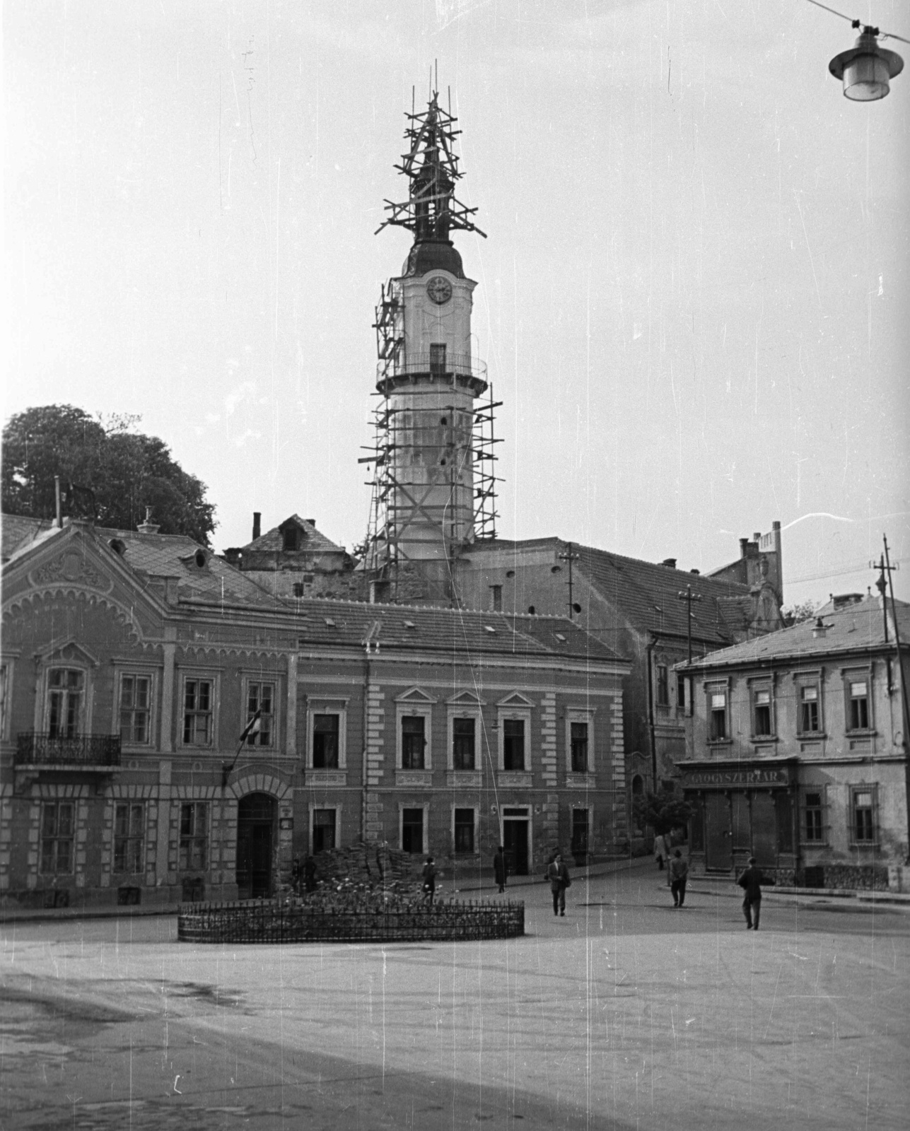 Hungary, Veszprém, Óváros tér, Tűztorony., 1957, Nagy Gyula, light, scaffolding, Fortepan #51546