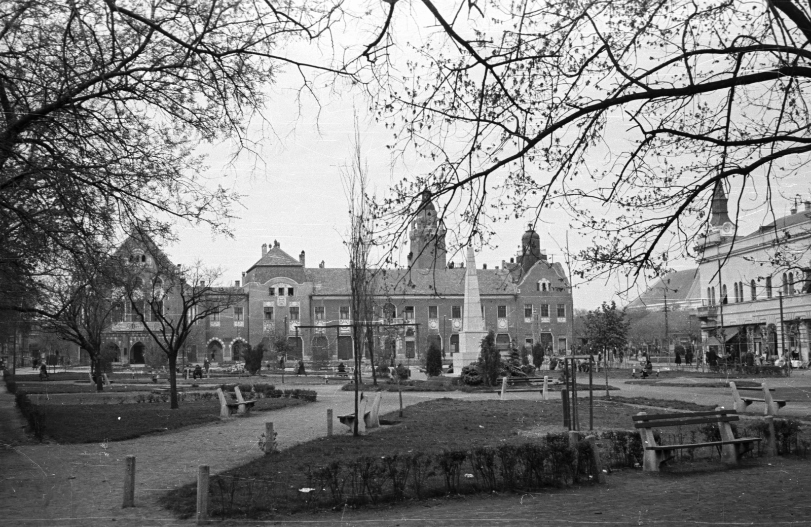 Magyarország, Kiskunhalas, Bethlen Gábor tér, háttérben a Városháza., 1957, Nagy Gyula, pad, középület, Rezső Hikisch-terv, Fischer Ágoston-terv, Kotál Henrik-terv, Fortepan #51549