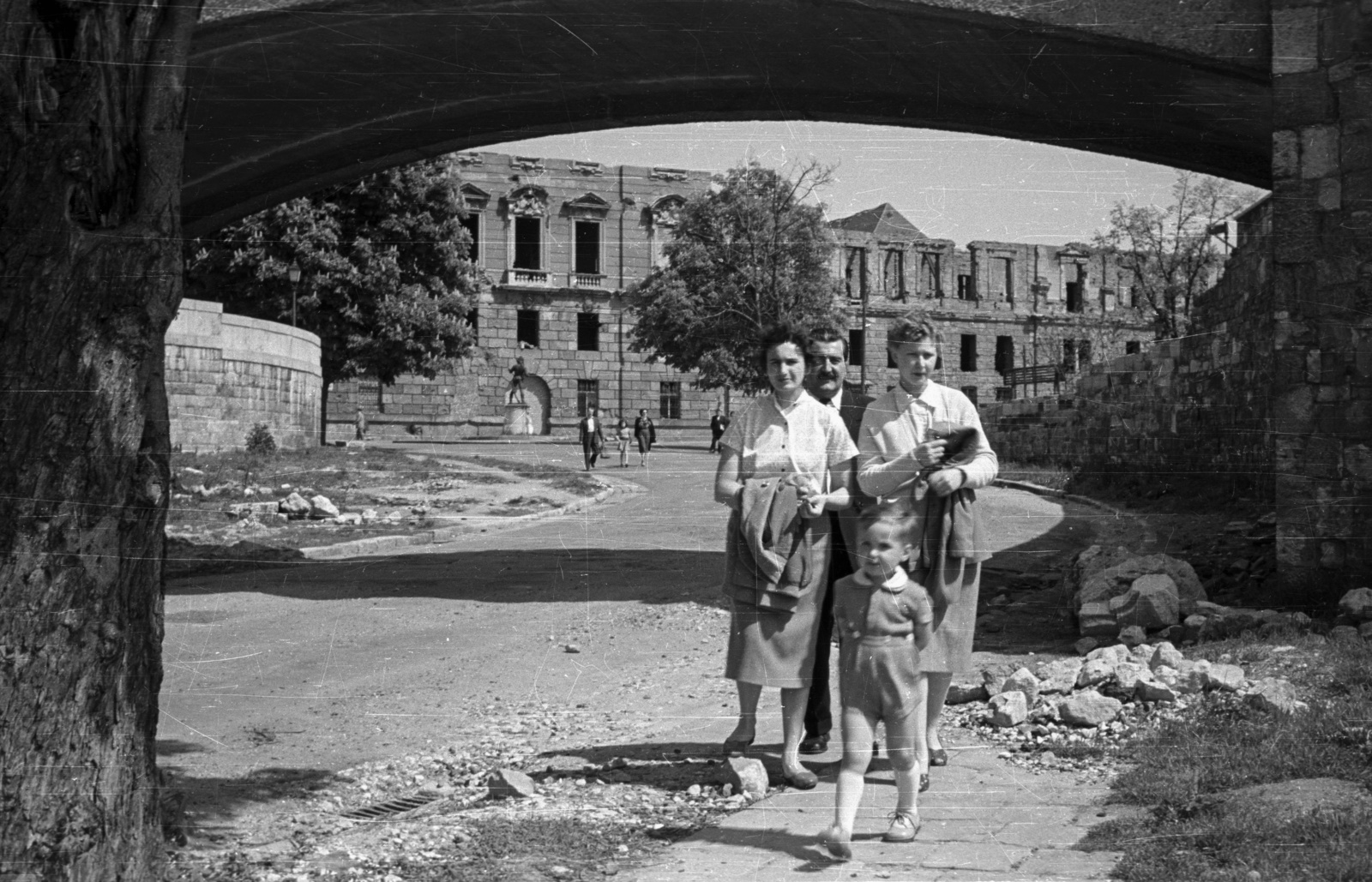 Hungary, Budapest I., az egykori Honvéd Főparancsnokság és a Honvédelmi Minisztérium romjai a Fehérvári kaputól nézve., 1958, Nagy Gyula, family, walk, damaged building, Budapest, Fortepan #51553