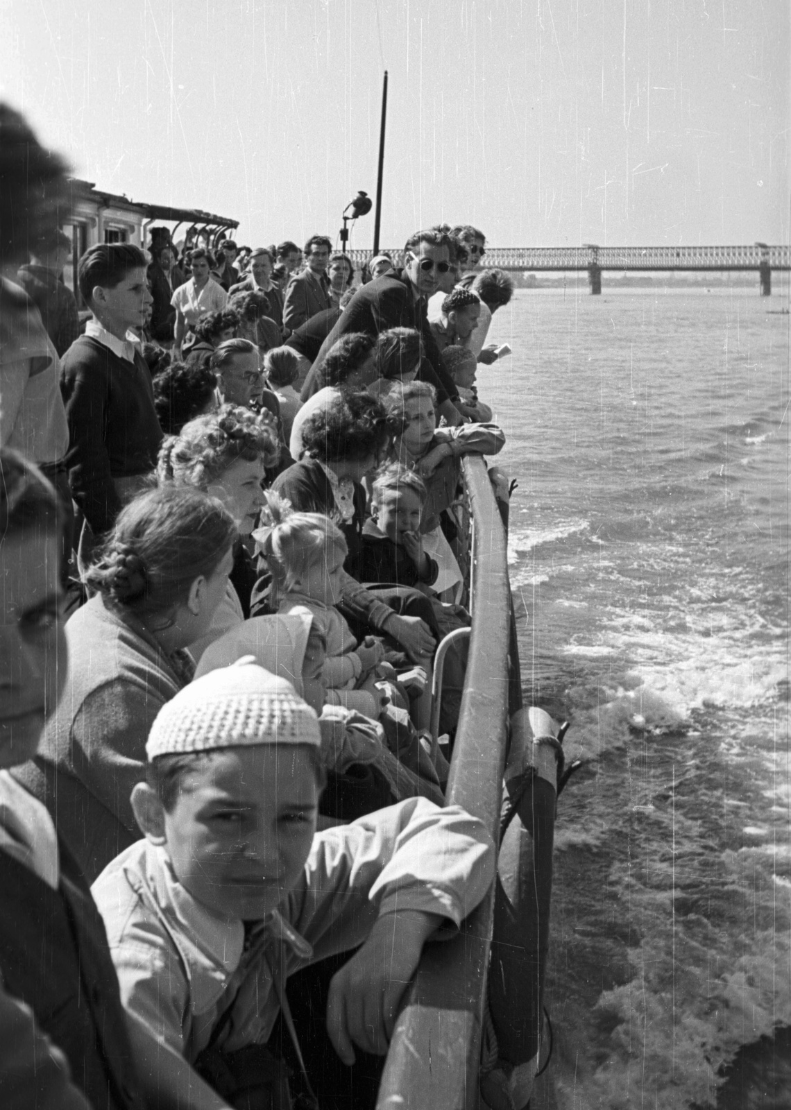 Hungary, Budapest, hajókirándulás a Dunán, háttérben az Újpesti vasúti híd., 1958, Nagy Gyula, ship, bridge, passenger, Fortepan #51561