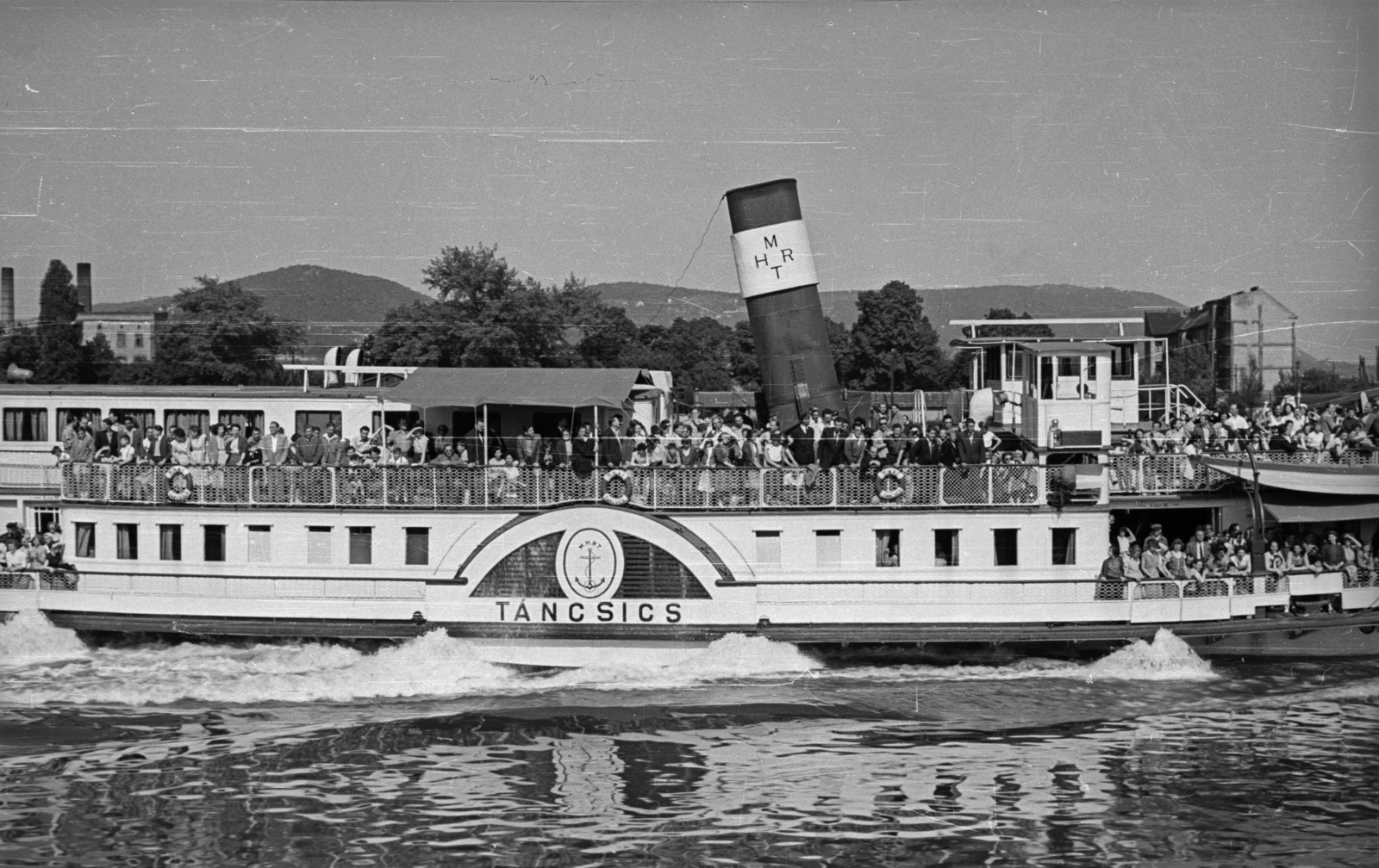 Hungary, Budapest, a Táncsics oldalkerekes gőzhajó, háttérben az óbudai Duna-part., 1958, Nagy Gyula, steamboat, Táncsics-ship, Szőke Tisza I./Táncsics/Szent Gellért ship, Fortepan #51562