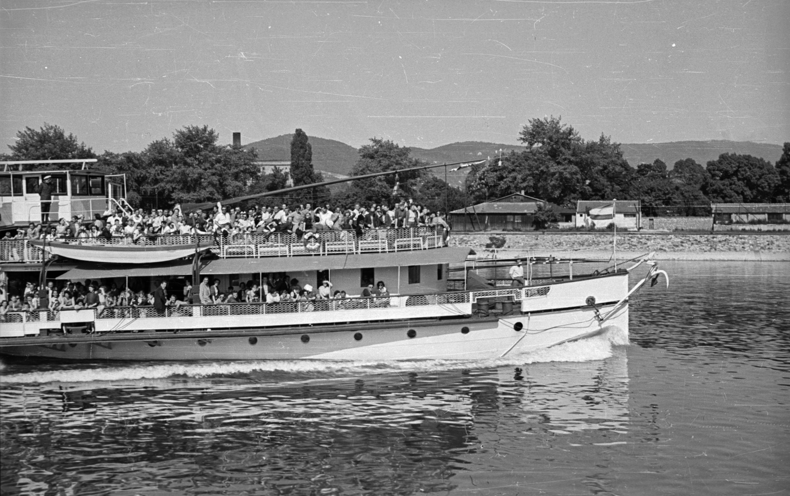 Hungary, Budapest, a Táncsics oldalkerekes gőzhajó, háttérben az óbudai Duna-part., 1958, Nagy Gyula, ship, excursion, steamboat, Szőke Tisza I./Táncsics/Szent Gellért ship, Fortepan #51563