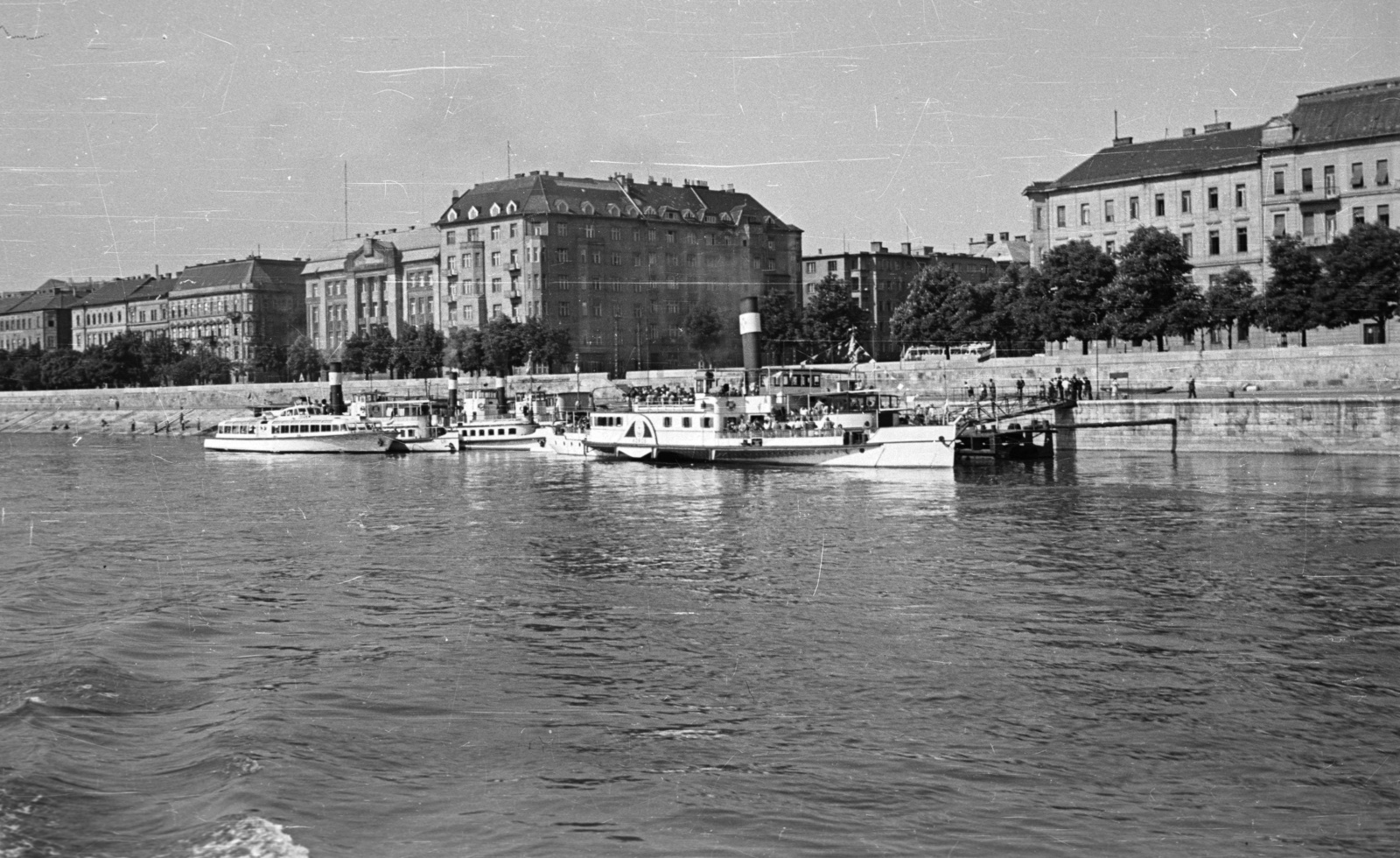 Hungary, Budapest II., Kőrös oldalkerekes gőzhajó a Bem József téri hajóállomáson, háttérben a rakpart épületei a Dunáról nézve., 1958, Nagy Gyula, ship, steamboat, water bus, Kőrös/Verecke ship, Budapest, Fortepan #51566