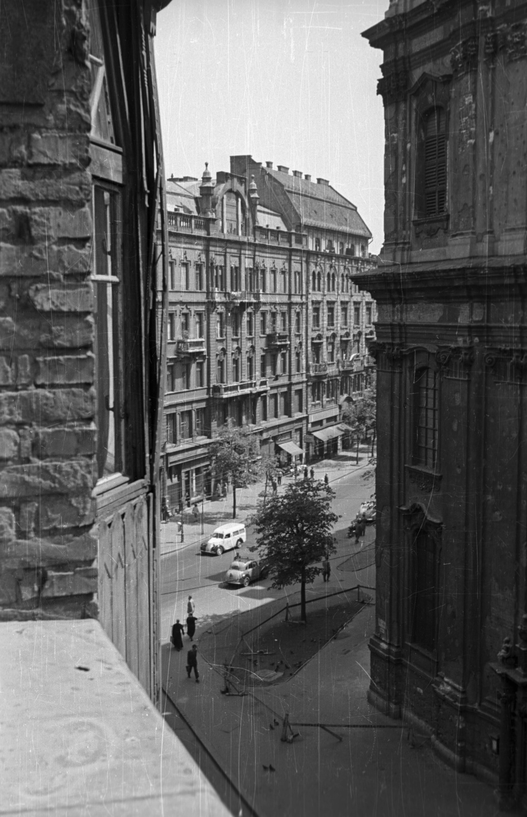 Magyarország, Budapest V., Egyetem tér a Papnövelde (Eötvös Loránd) utcából nézve, jobbra az Egyetemi templom., 1958, Nagy Gyula, Budapest, látkép, Fortepan #51568