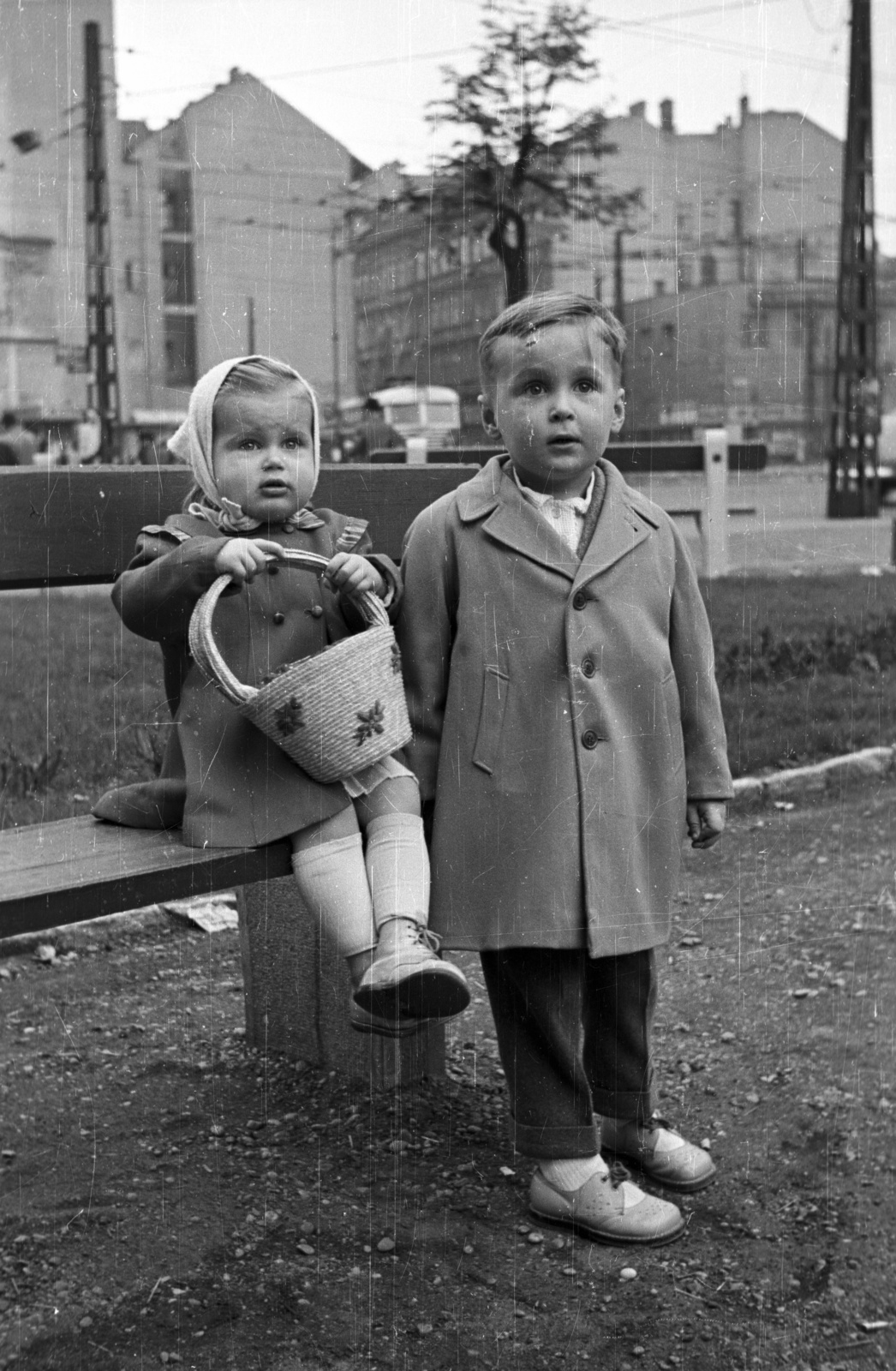 Hungary, Budapest, Kálvin tér, háttérben a Baross utca torkolata., 1958, Nagy Gyula, kids, brothers, Fortepan #51570