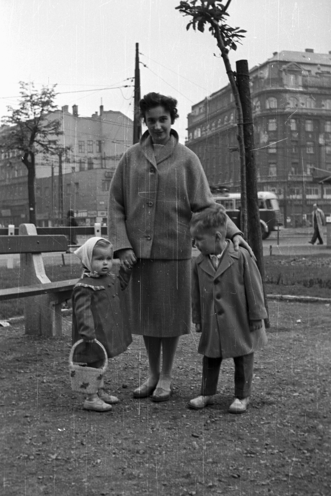 Hungary, Budapest VIII.,Budapest V.,Budapest IX., Kálvin tér, háttérben a Baross utca és az Üllői út torkolata., 1958, Nagy Gyula, girl, kid, mother, Budapest, Fortepan #51571