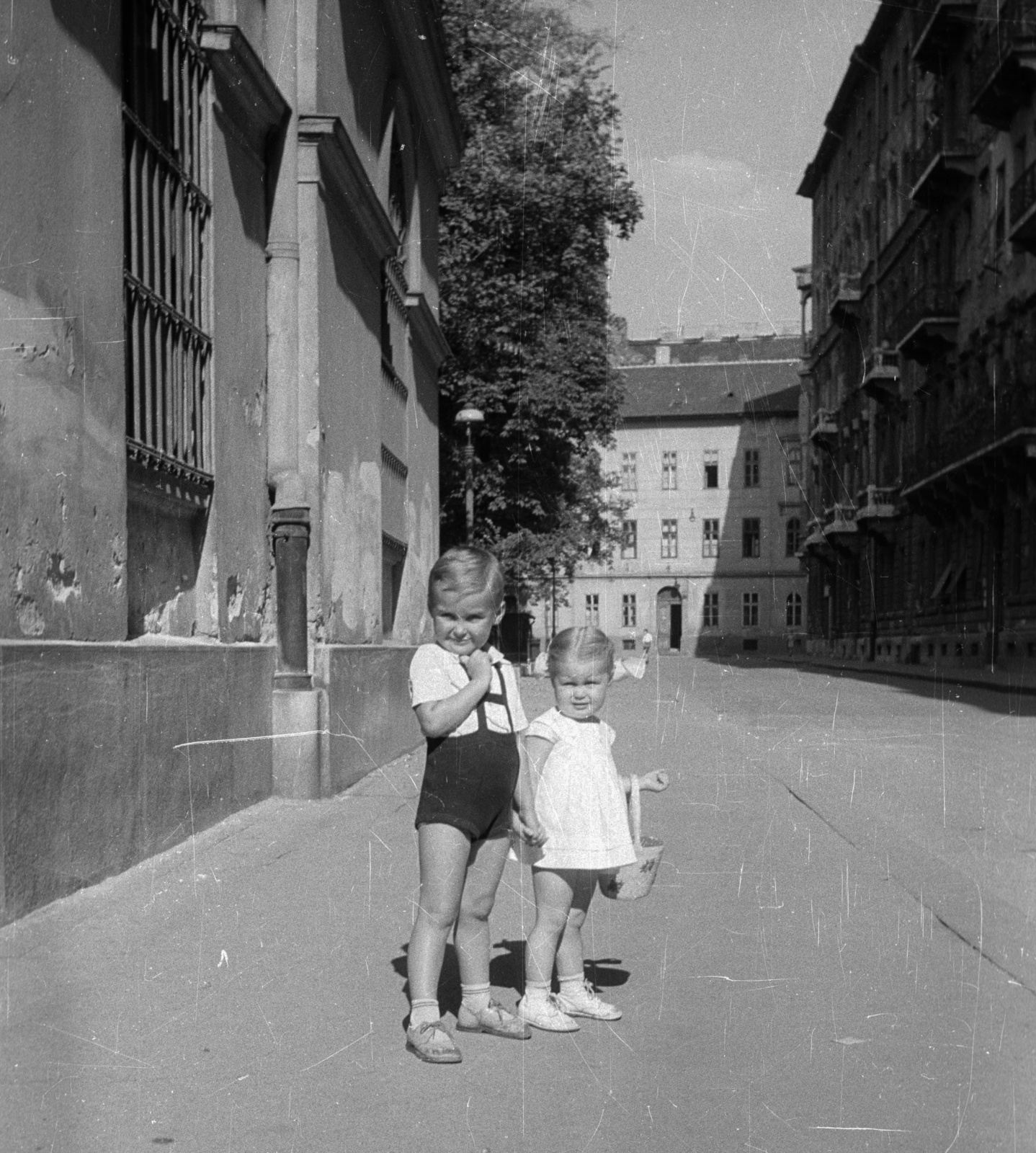 Magyarország, Budapest V., Henszlmann Imre utca a Magyar utca felé nézve, balra a Károlyi palota., 1958, Nagy Gyula, kislány, kisfiú, Budapest, kézenfogva, Fortepan #51598