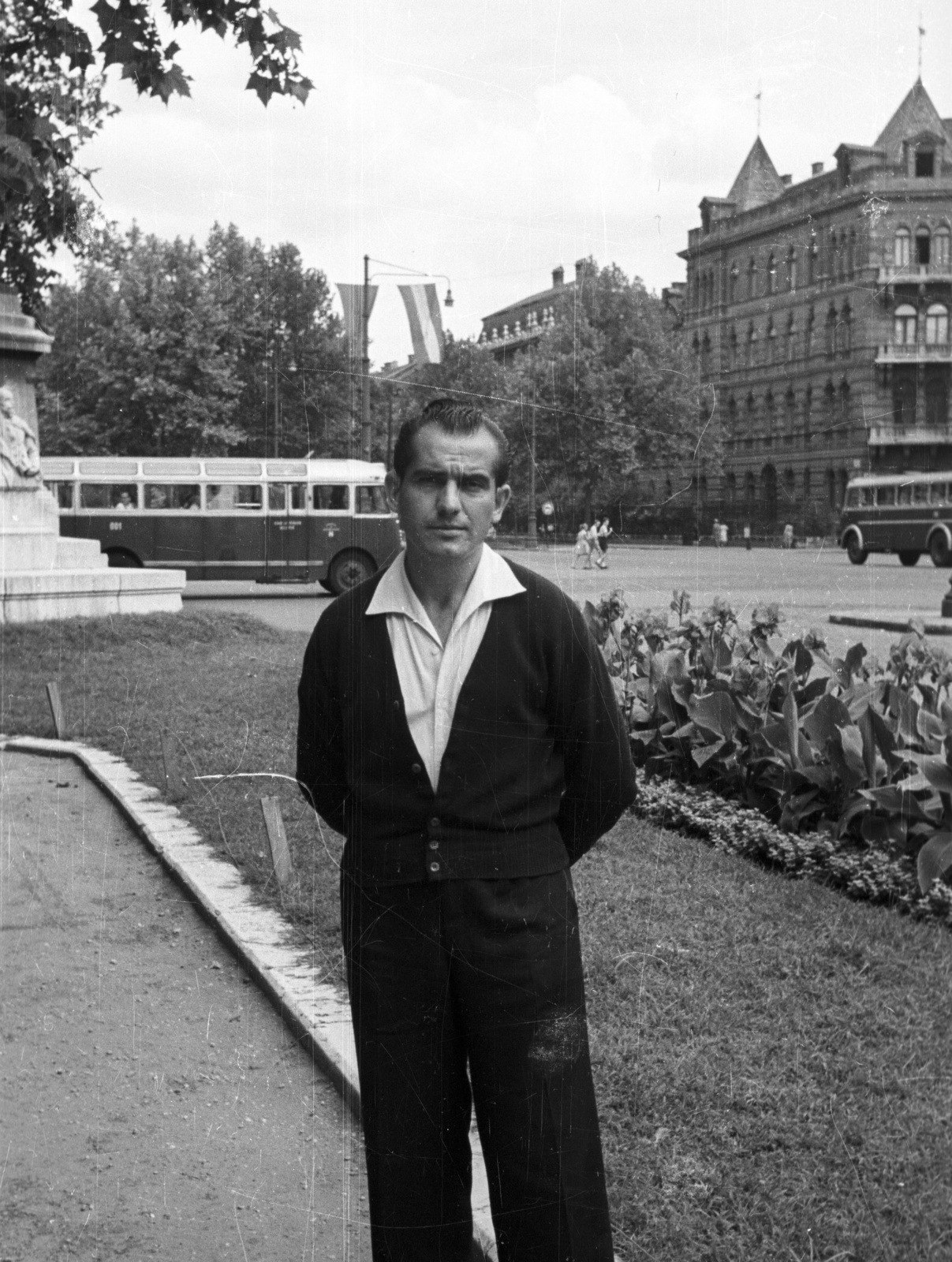 Hungary, Budapest VI., Kodály Körönd (Körönd)., 1958, Nagy Gyula, bus, Budapest, hands behind the back, Gyula Bukovics-design, open-necked shirt, Fortepan #51600