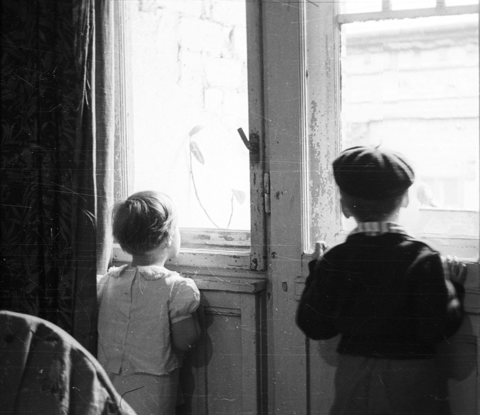 Hungary, Budapest V., Papnövelde (Eötvös Loránd) utca 8. III. emeleti lakás., 1958, Nagy Gyula, girl, kid, beret, Budapest, Fortepan #51612