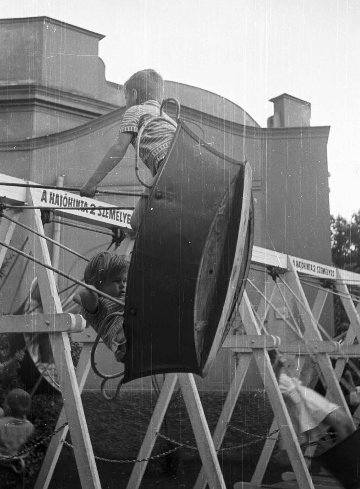 Magyarország, Városliget,Vidámpark, Budapest XIV., Kis vidámpark., 1958, Nagy Gyula, játék, vidámpark, hajóhinta, Budapest, Fortepan #51618