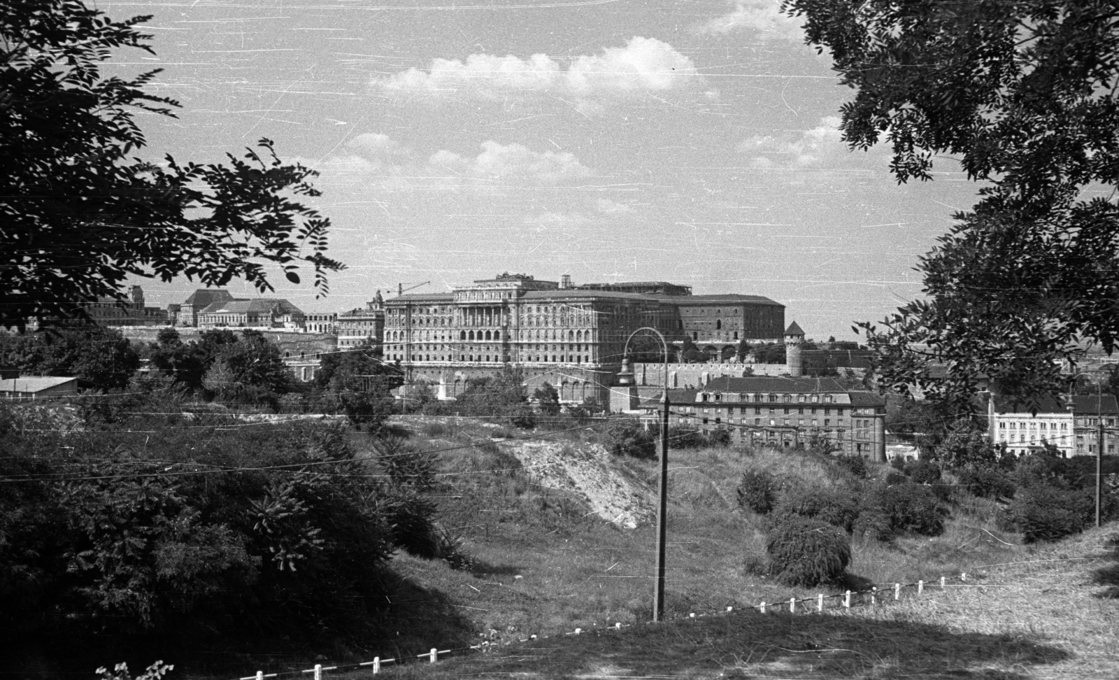 Magyarország, Tabán, Budapest I., a budai Vár, a Szent György tér épületei és a Budavári Palota (korábban Királyi Palota) a Hegyalja út felől nézve., 1959, Nagy Gyula, lámpaoszlop, Budapest, Fortepan #51626