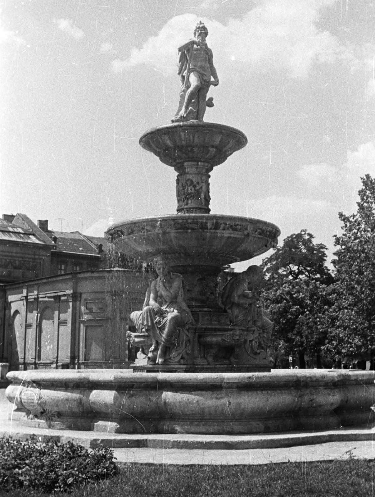 Hungary, Budapest V., Erzsébet (Engels) tér, Danubius-kút, mögötte a Nemzeti Szalon, egykor Kioszk., 1959, Nagy Gyula, fountain, Budapest, Fortepan #51638