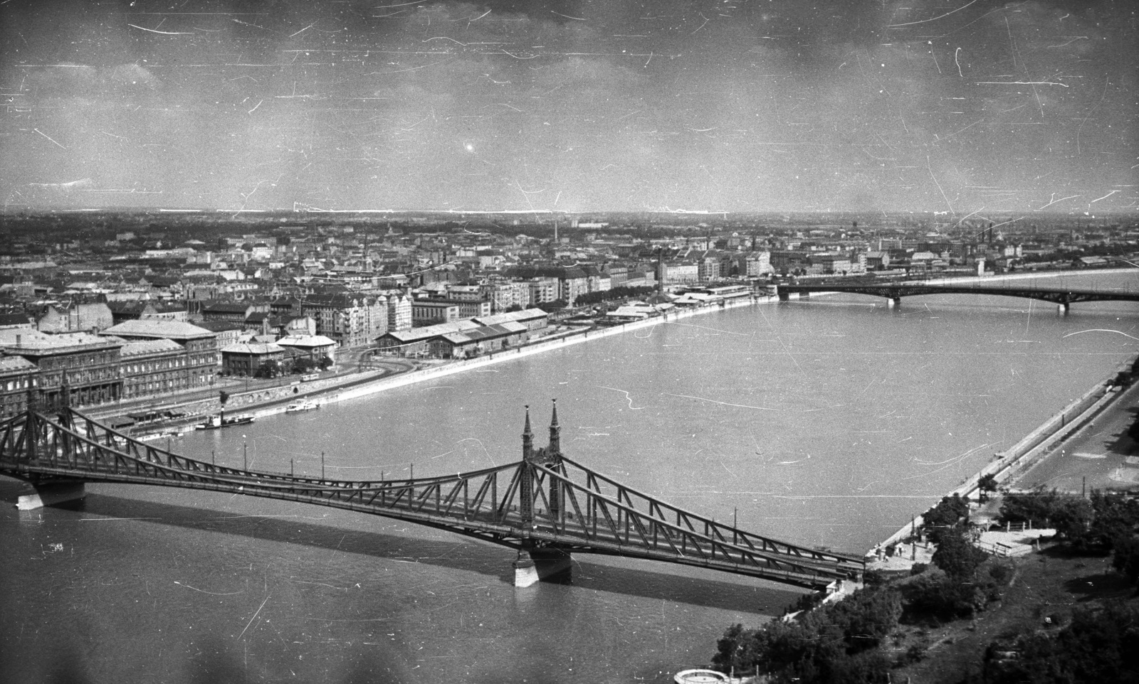 Magyarország, Gellérthegy, Budapest XI., kilátás a Szabadság híd és a Közraktárak felé, jobbra a Petőfi híd., 1959, Nagy Gyula, látkép, Duna, Budapest, Duna-híd, Feketeházy János-terv, Álgyay Hubert Pál-terv, Fortepan #51648