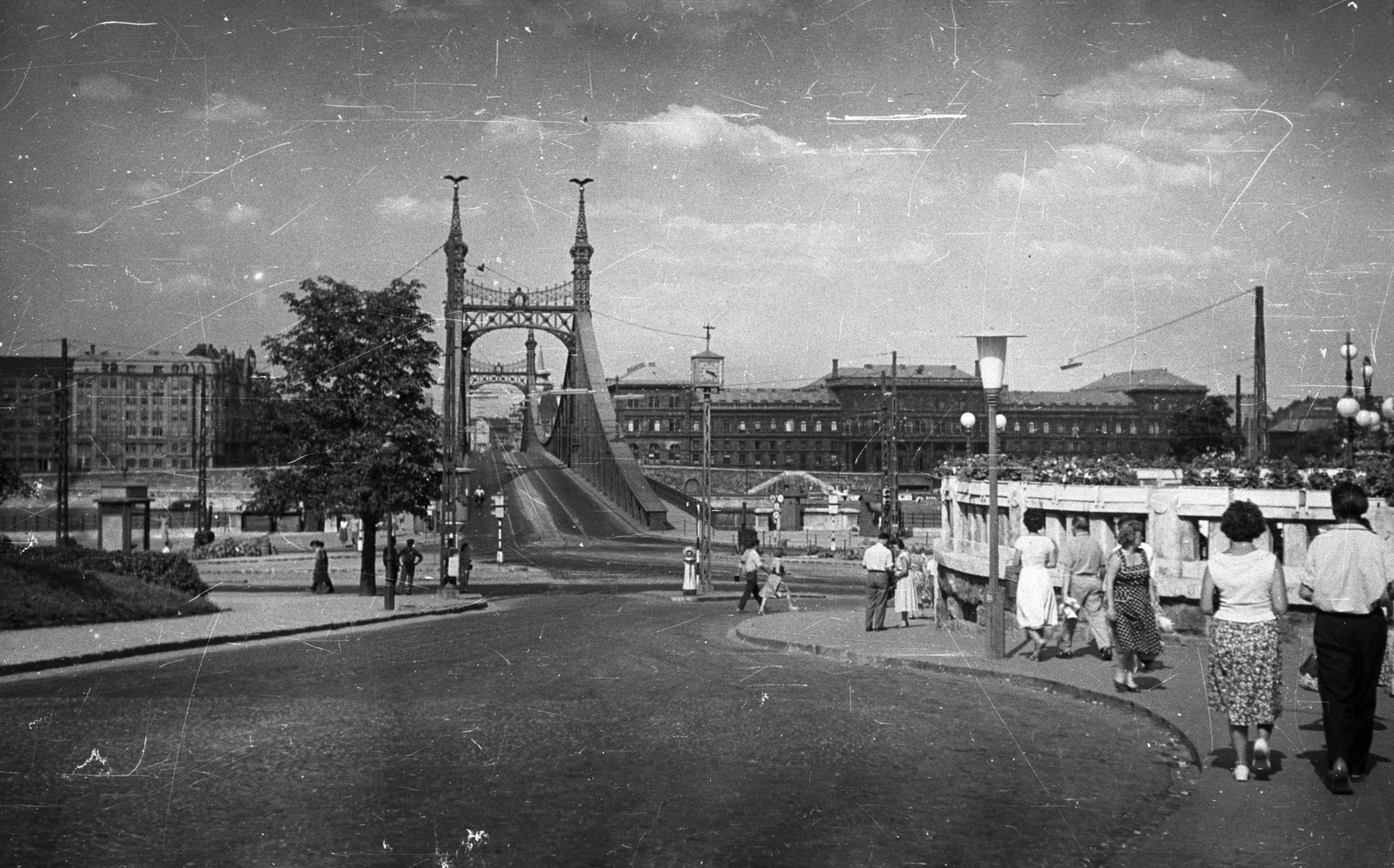 Magyarország, Budapest XI., Kelenhegyi út a Szabadság híd felé nézve., 1959, Nagy Gyula, híd, lámpa, óra, Budapest, Duna-híd, Feketeházy János-terv, Fortepan #51649