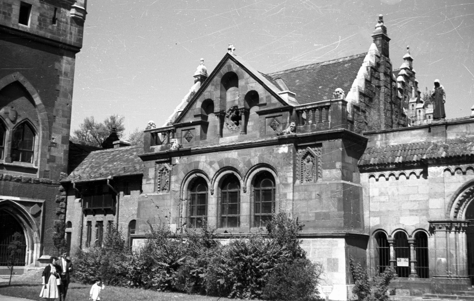 Hungary, Budapest XIV., Vajdahunyad vára, román kori épületcsoport, szemben az Auditórium., 1959, Nagy Gyula, castle, Renaissance Revival, Ignác Alpár-design, Neo-Gothic-style, eclectic architecture, Budapest, pointed arch, Fortepan #51650