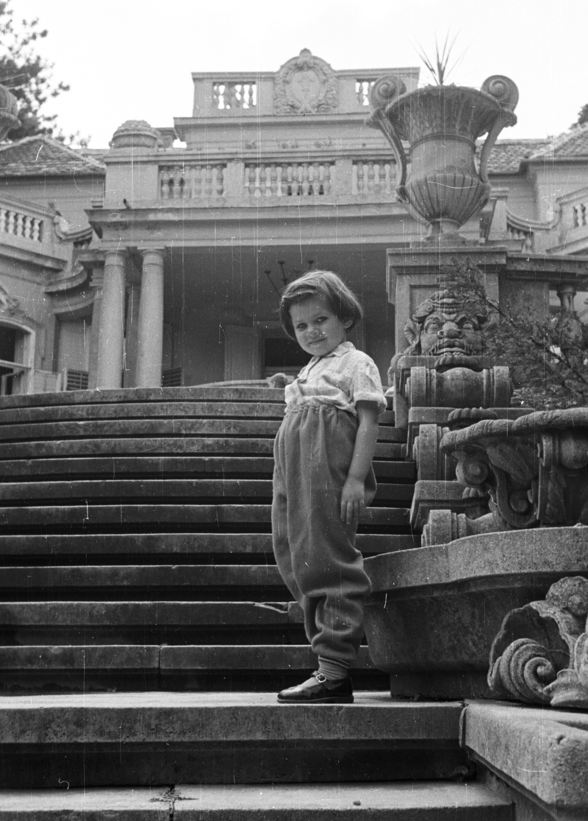 Hungary, Budapest XII., Normafa út 26. Napköziotthon (egykor Krausz-villa)., 1959, Nagy Gyula, castle, girl, stairs, kid, Budapest, Fortepan #51660