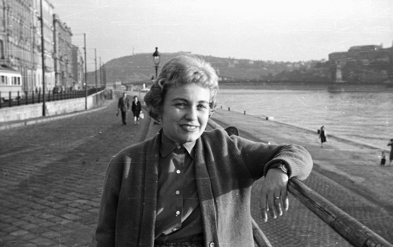 Hungary, Budapest V., Széchenyi rakpart a Kossuth Lajos térnél, háttérben a Lánchíd és a Gellért-hegy., 1959, Nagy Gyula, railing, picture, woman, gas lamp, Danube, Budapest, Fortepan #51662