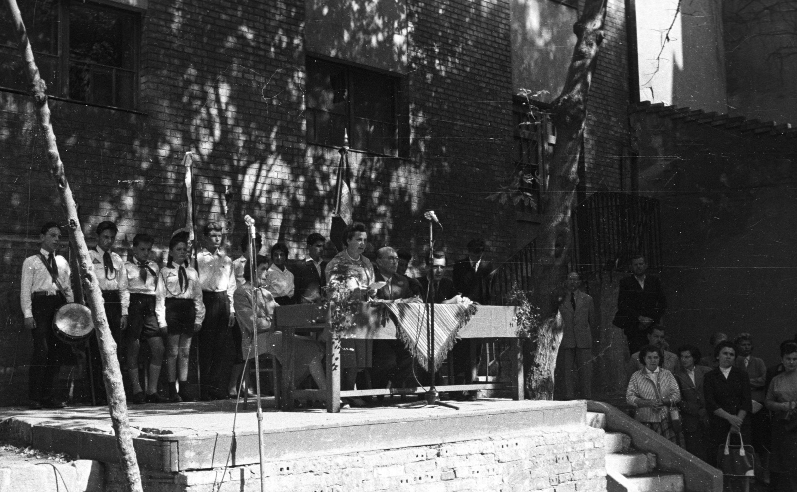 Hungary, Budapest V., Papnövelde (Eötvös Loránd) utca 4-6. ELTE Apáczai Csere János Gyakorló Általános Iskola és Gimnázium, tanévnyitó ünnepség az udvaron., 1960, Nagy Gyula, school, Budapest, Fortepan #51663