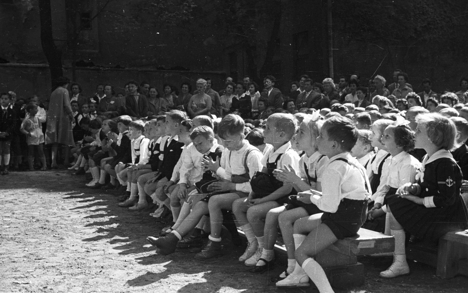 Magyarország, Budapest V., Papnövelde (Eötvös Loránd) utca 4-6. ELTE Apáczai Csere János Gyakorló Általános Iskola és Gimnázium, tanévnyitó ünnepség az udvaron., 1960, Nagy Gyula, iskola, oktatás, Budapest, Fortepan #51664