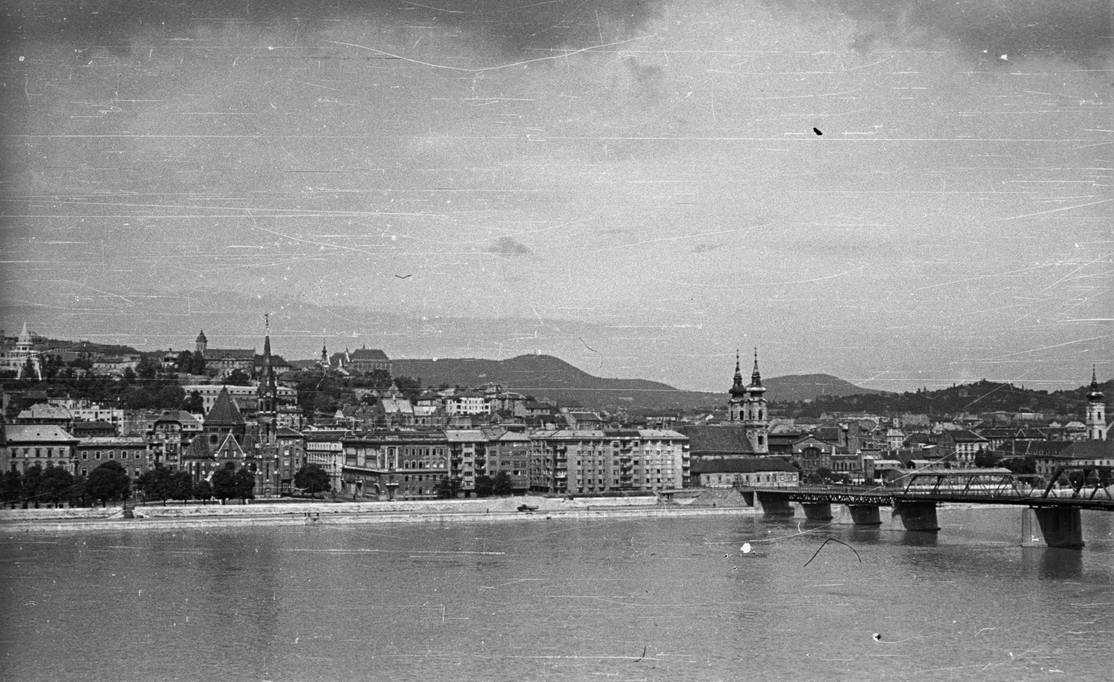 Hungary, Budapest I., a Víziváros házai a Széchenyi rakpartról nézve, szemben a Batthyány tér, jobbra a Kossuth híd., 1957, Nagy Gyula, Kossuth-bridge, church, bridge, picture, Baroque-style, Catholic Church, Danube, market hall, Budapest, Pál Klunzinger-design, Jesuits, Kristóf Hamon-design, Máté Nöpauer-design, Fortepan #51676