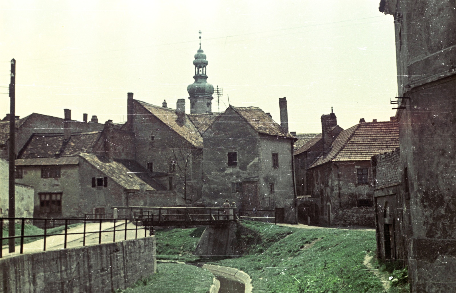 Hungary, Sopron, az Ikva patak hídja a Festő köznél., 1957, Nagy Gyula, colorful, bridge, street view, chimney, tower, wooden bridge, stream, Fortepan #51683