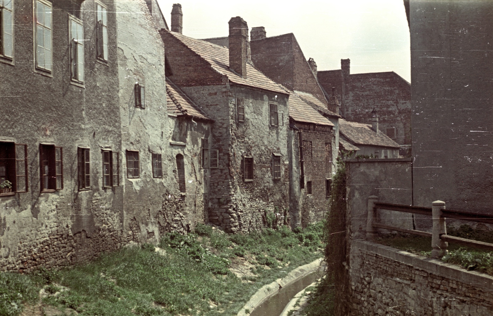 Hungary, Sopron, Ikva patak a katolikus konvent átjáró felől az Ikvahíd utca felé nézve., 1957, Nagy Gyula, colorful, street view, window, chimney, stream, Fortepan #51684