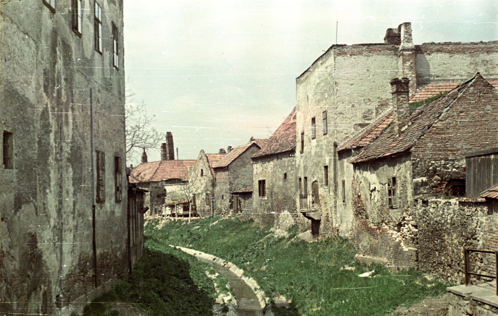 Hungary, Sopron, Ikva patak a Katolikus konvent átjáró felől a Festő köz felé nézve., 1957, Nagy Gyula, colorful, street view, chimney, stream, Fortepan #51685
