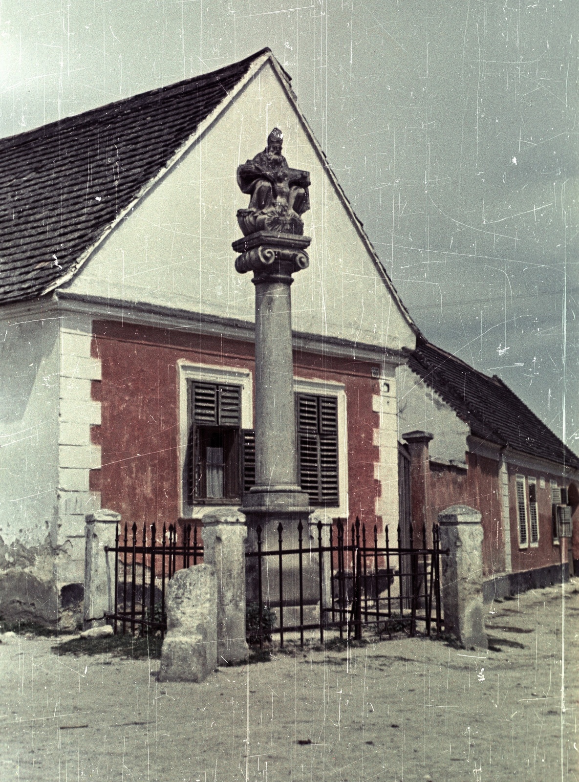 Hungary, Fertőrákos, Szentháromság-szobor a Fő utca 66. sz. ház előtt., 1957, Nagy Gyula, colorful, sculpture, Holy Trinity Statue, Fortepan #51692