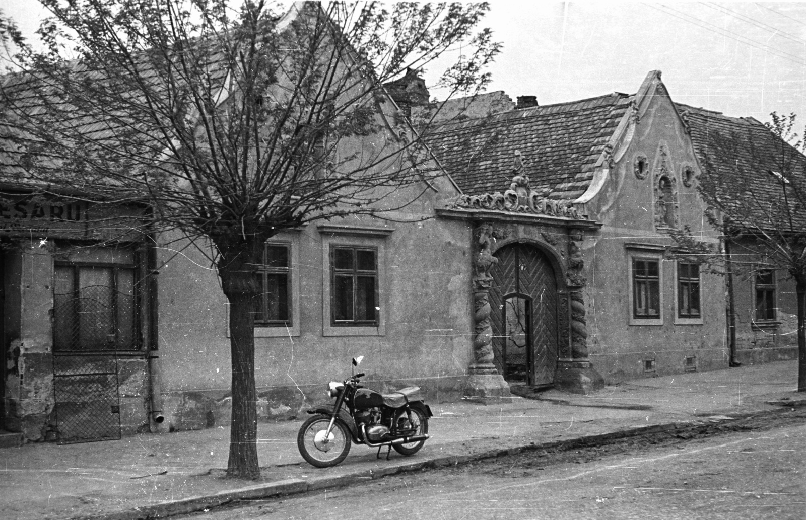 Hungary, Sopron, Szent Mihály (Kellner Sándor) utca 9. Két mór-ház., 1957, Nagy Gyula, motorcycle, gate, sculpture, Csepel-brand, statue, farmhouse, curb, Fortepan #51698