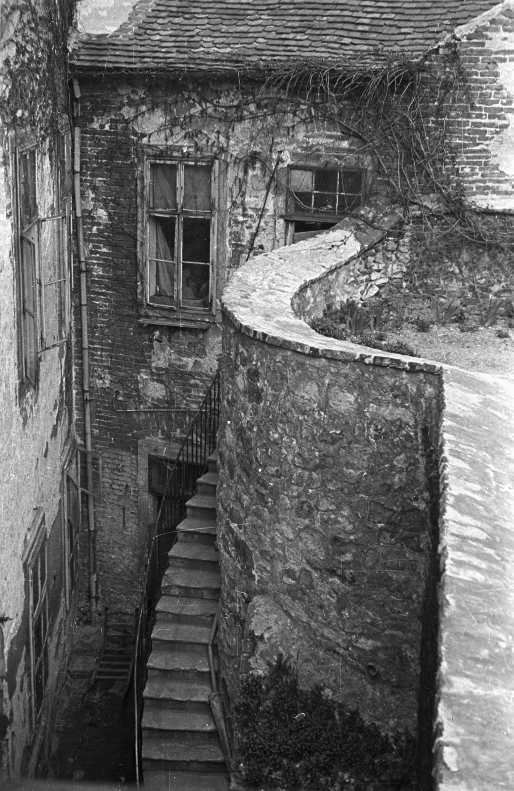 Hungary, Sopron, Várkerület (Lenin körút) 10. hátsó udvara, jobbra a várfal., 1957, Nagy Gyula, stairs, window, castle wall, Fortepan #51701