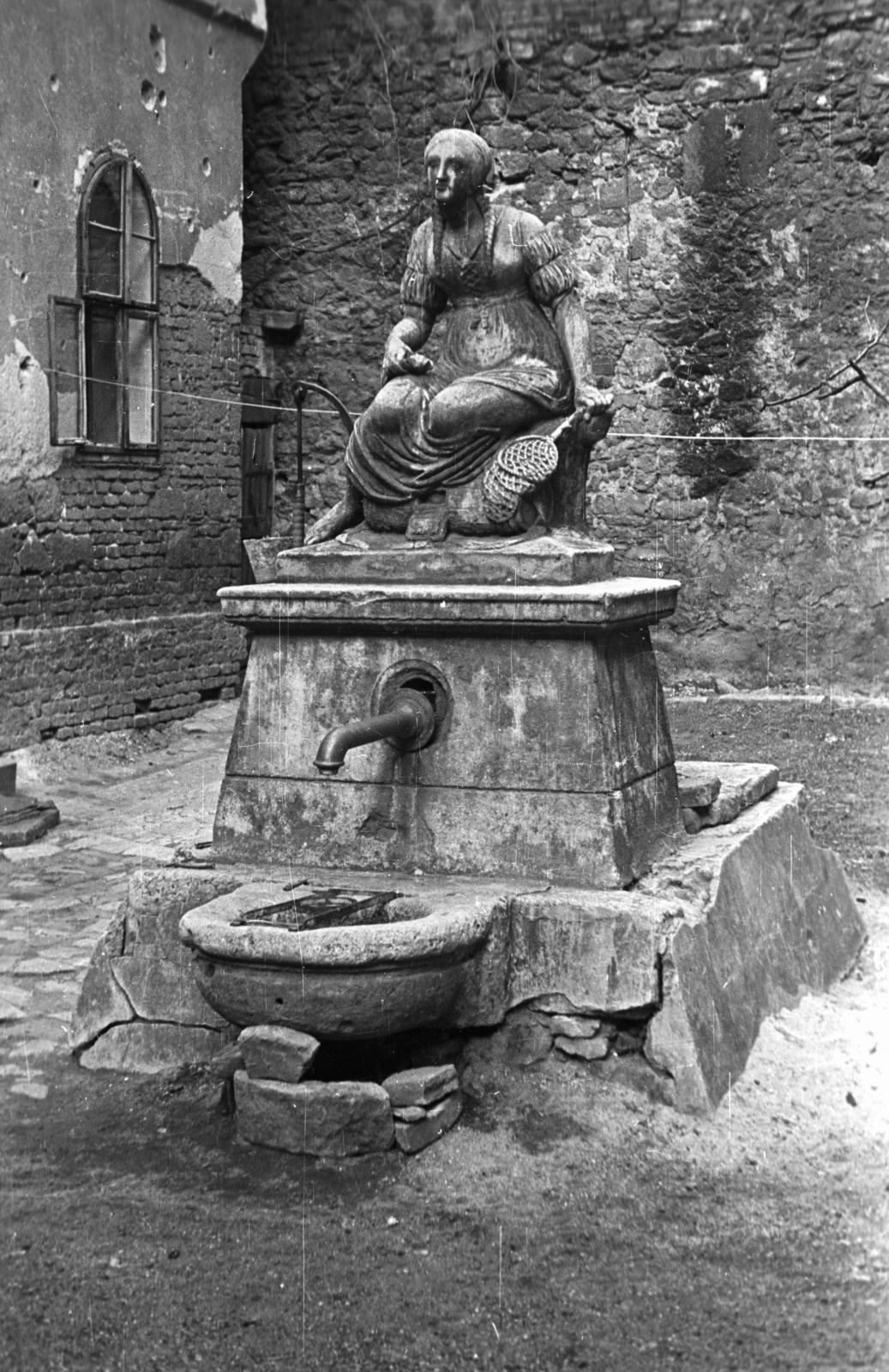 Hungary, Sopron, Színház utca 31. sz, ház udvara, Halászleány-kútszobor, háttérben a belső várfal., 1957, Nagy Gyula, well, sculpture, castle wall, Fortepan #51703