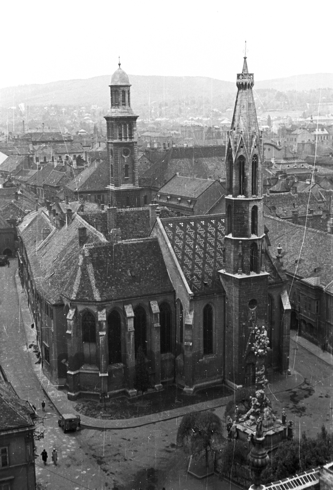 Magyarország, Sopron, kilátás a Tűztoronyból a belváros felé, távolabb az evangélikus templom. A Fő (Beloiannisz) téren a bencés templom (Kecske templom), előtte a Szentháromság-szobor., 1957, Nagy Gyula, templom, látkép, szentháromság szobor, Fortepan #51705