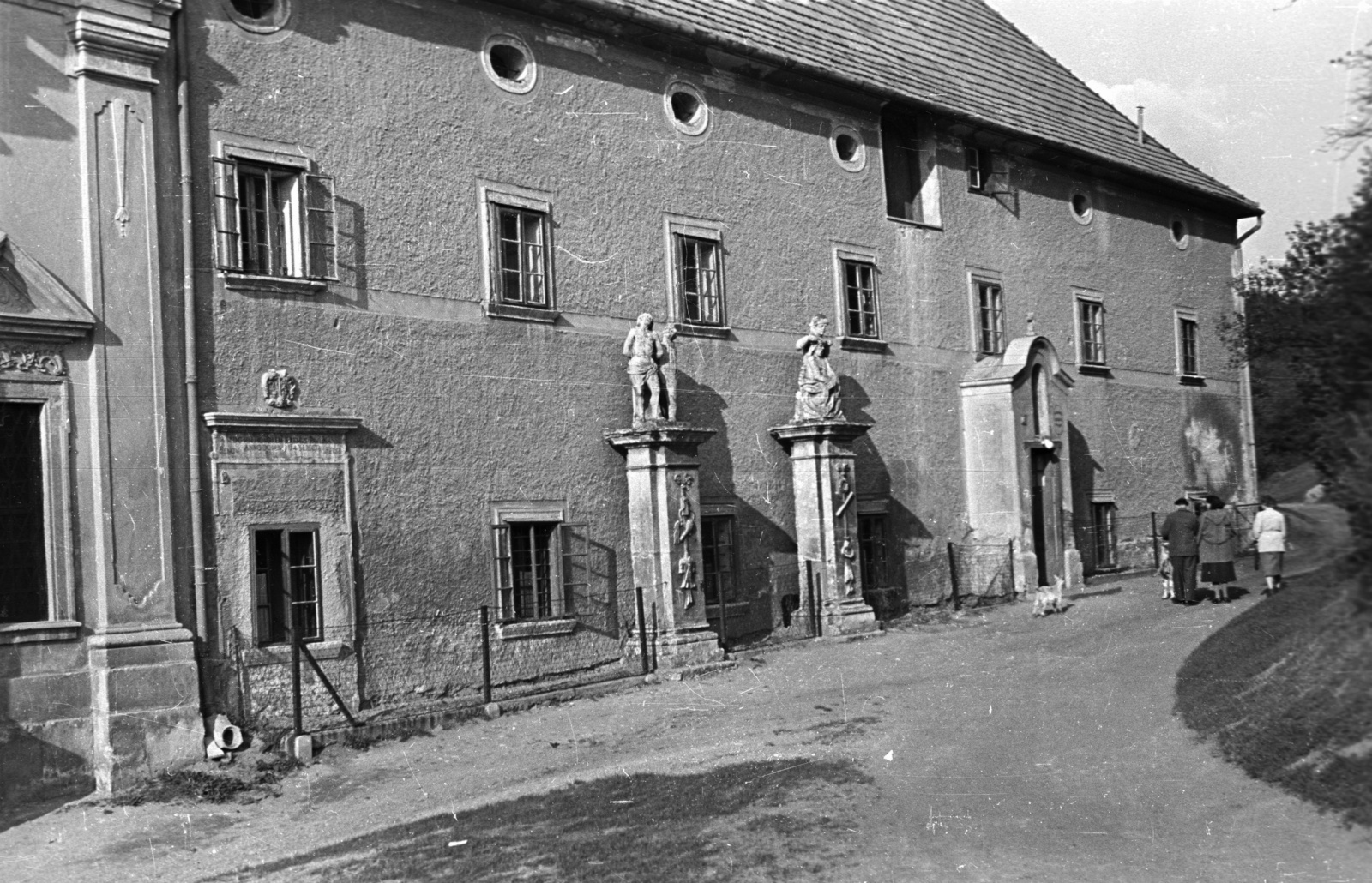 Hungary, Sopron, Sopronbánfalva, egykori pálos kolostor., 1957, Nagy Gyula, church, sculpture, Carmelites, Fortepan #51709