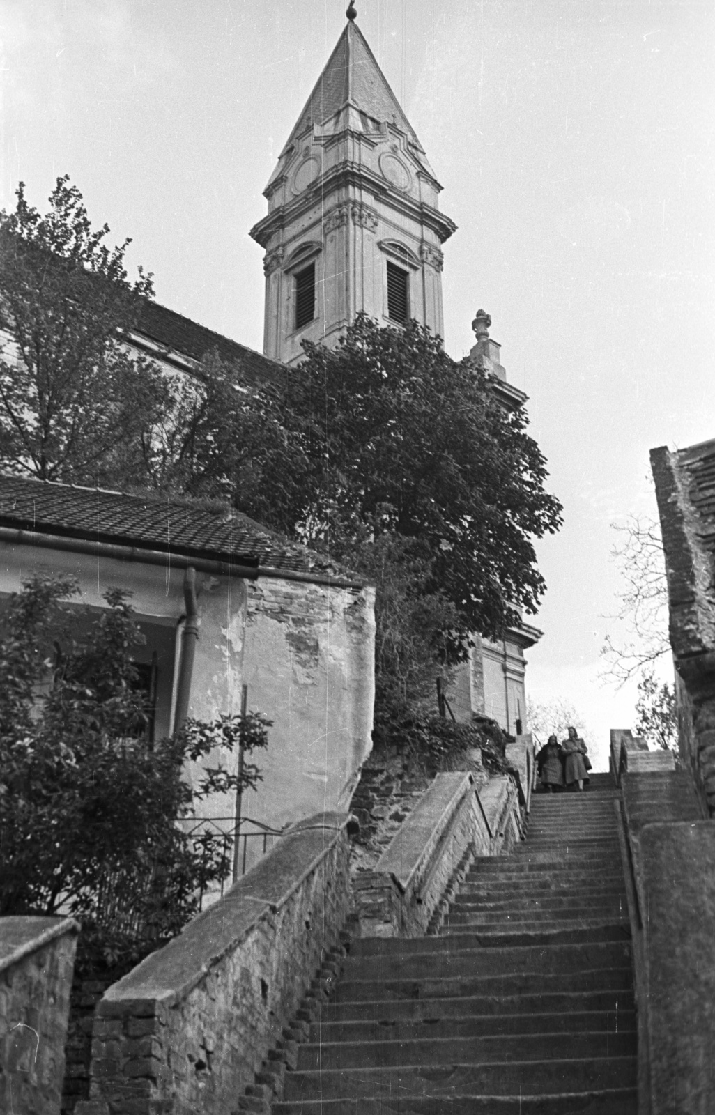 Hungary, Sopron, Sopronbánfalva, a Mennyek Királynője-templom felé vezető lépcső., 1957, Nagy Gyula, church, stairs, Carmelites, Fortepan #51712