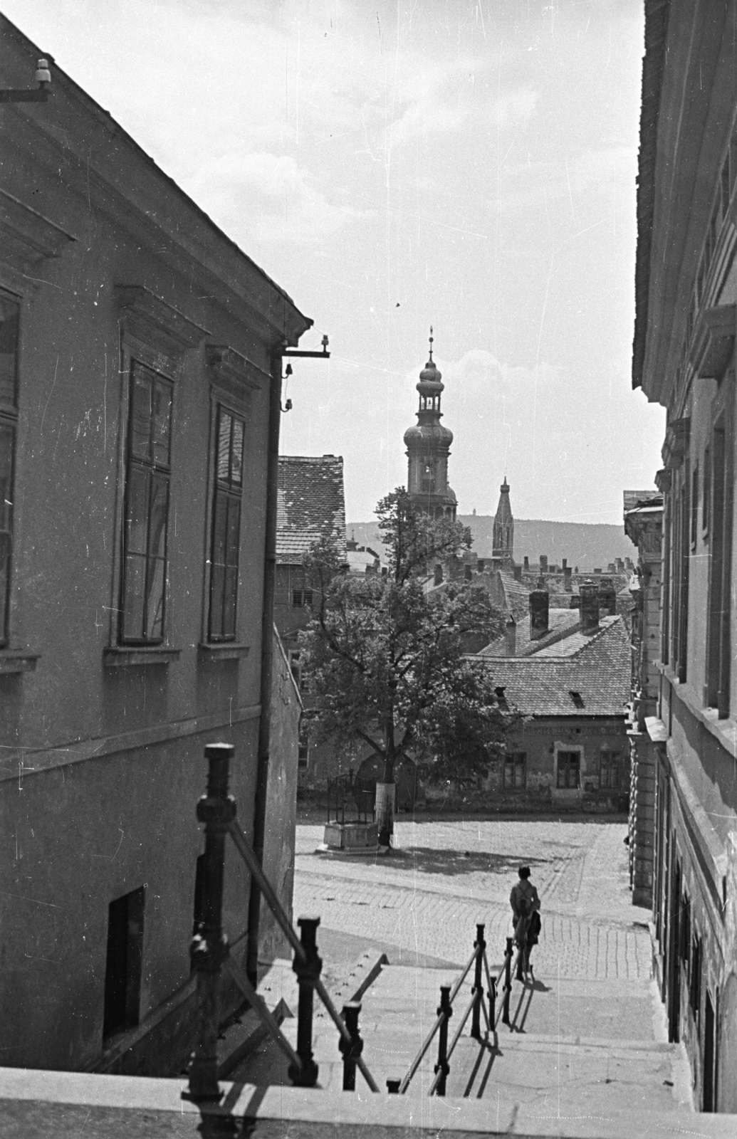 Hungary, Sopron, a Sas térre vezető lépcső a Fövényverem felől nézve, háttérben a Tűztorony és a bencés templom (Kecske templom)., 1957, Nagy Gyula, street view, tower, Fortepan #51719