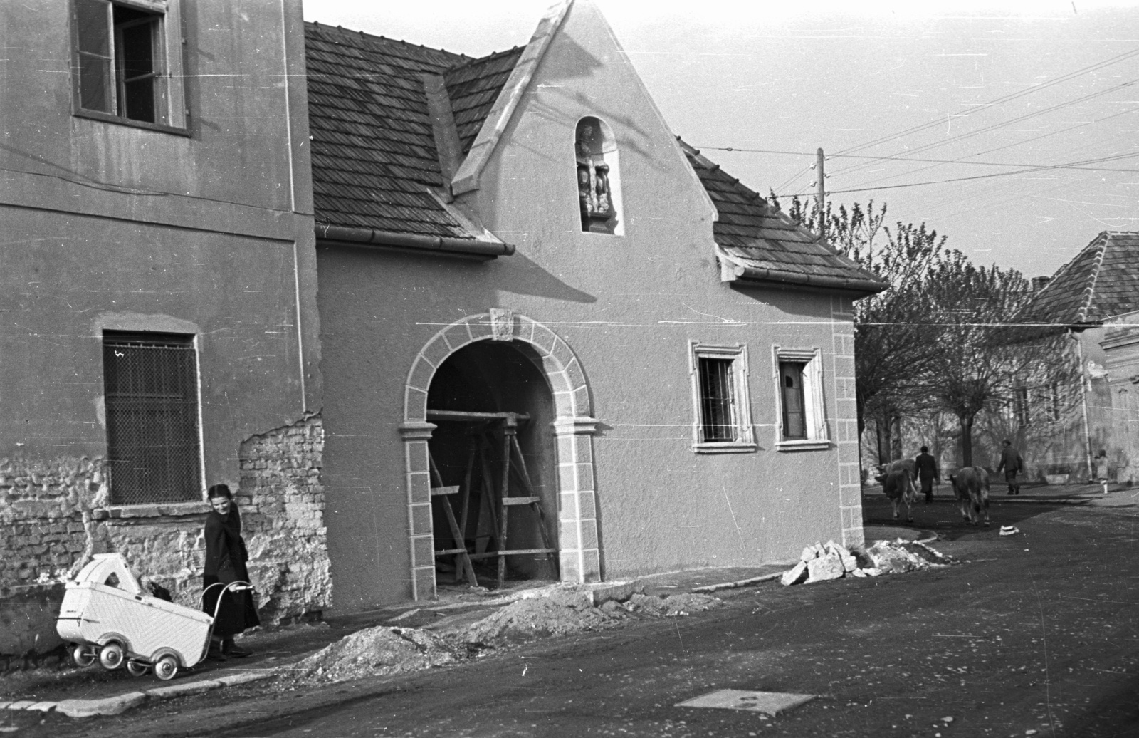 Hungary, Sopron, Fövényverem - Szent Mihály (Kellner Sándor) utca sarok., 1957, Nagy Gyula, baby carriage, construction, street view, genre painting, cattle, crucifix, statue, Fortepan #51733