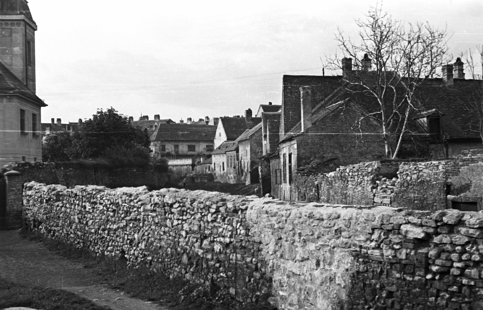 Hungary, Sopron, Tűzoltó köz az Árpád utca felől nézve, balra a tűzoltólaktanya., 1957, Nagy Gyula, street view, fence, Fortepan #51736