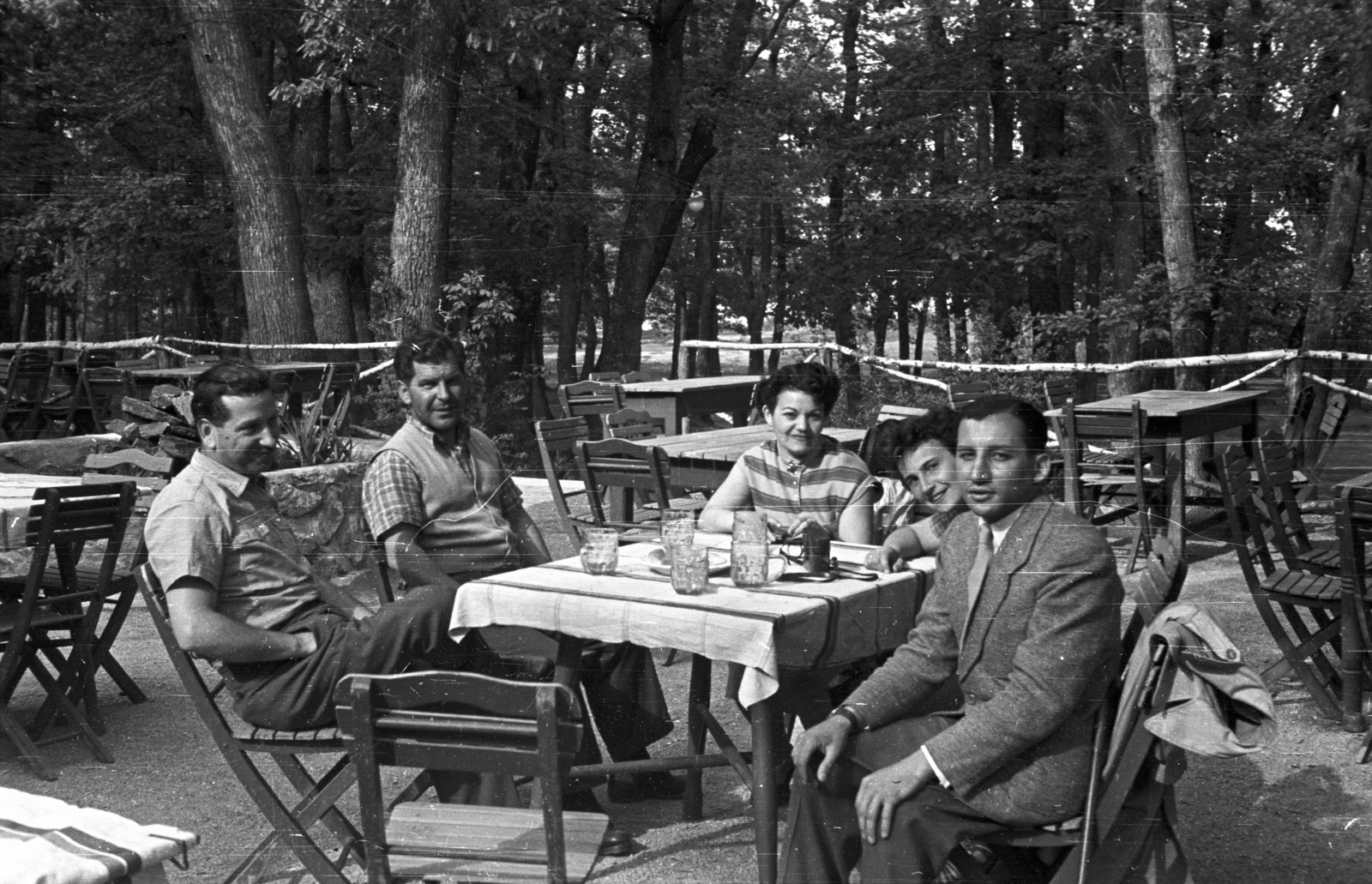 Hungary, Sopron, a Hatvan Ferenc turistaház kerthelyisége., 1957, Nagy Gyula, hospitality, woods, genre painting, camera, jar, companionship, garden furniture, Fortepan #51742