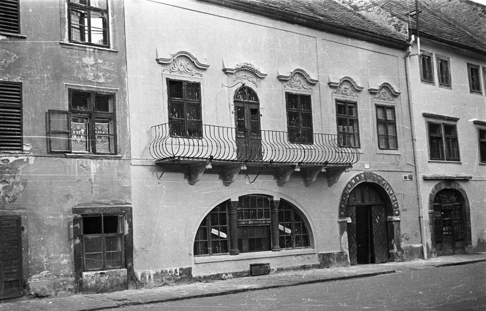 Hungary, Sopron, Fő (Beloiannisz) tér 3., Gambrinus-ház., 1957, Nagy Gyula, gate, window, balcony, Fortepan #51745