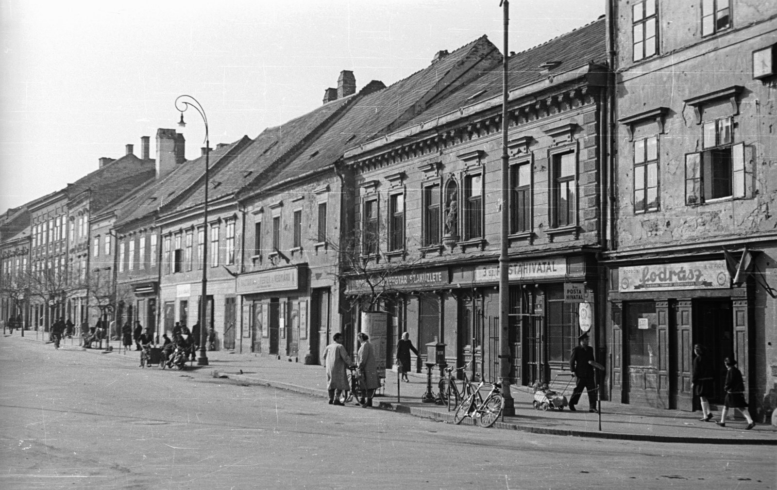 Magyarország, Sopron, Várkerület (Lenin körút) az Ikvahídtól nézve., 1957, Nagy Gyula, kerékpár, cégtábla, óra, babakocsi, utcakép, életkép, hirdetőoszlop, lámpaoszlop, postaláda, Fortepan #51749