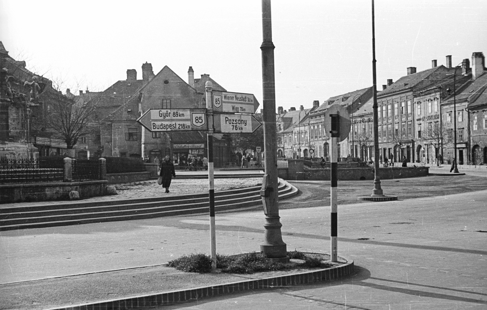 Hungary, Sopron, Várkerület (Lenin körút) az Ikvahídnál., 1957, Nagy Gyula, road signs, street view, Fortepan #51751