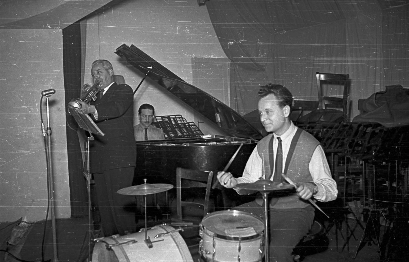 1955, Nagy Gyula, hangszer, trombita, zenekar, mikrofon, zongora, színpad, szék, dob, kottatartó, cintányér, Fortepan #51754