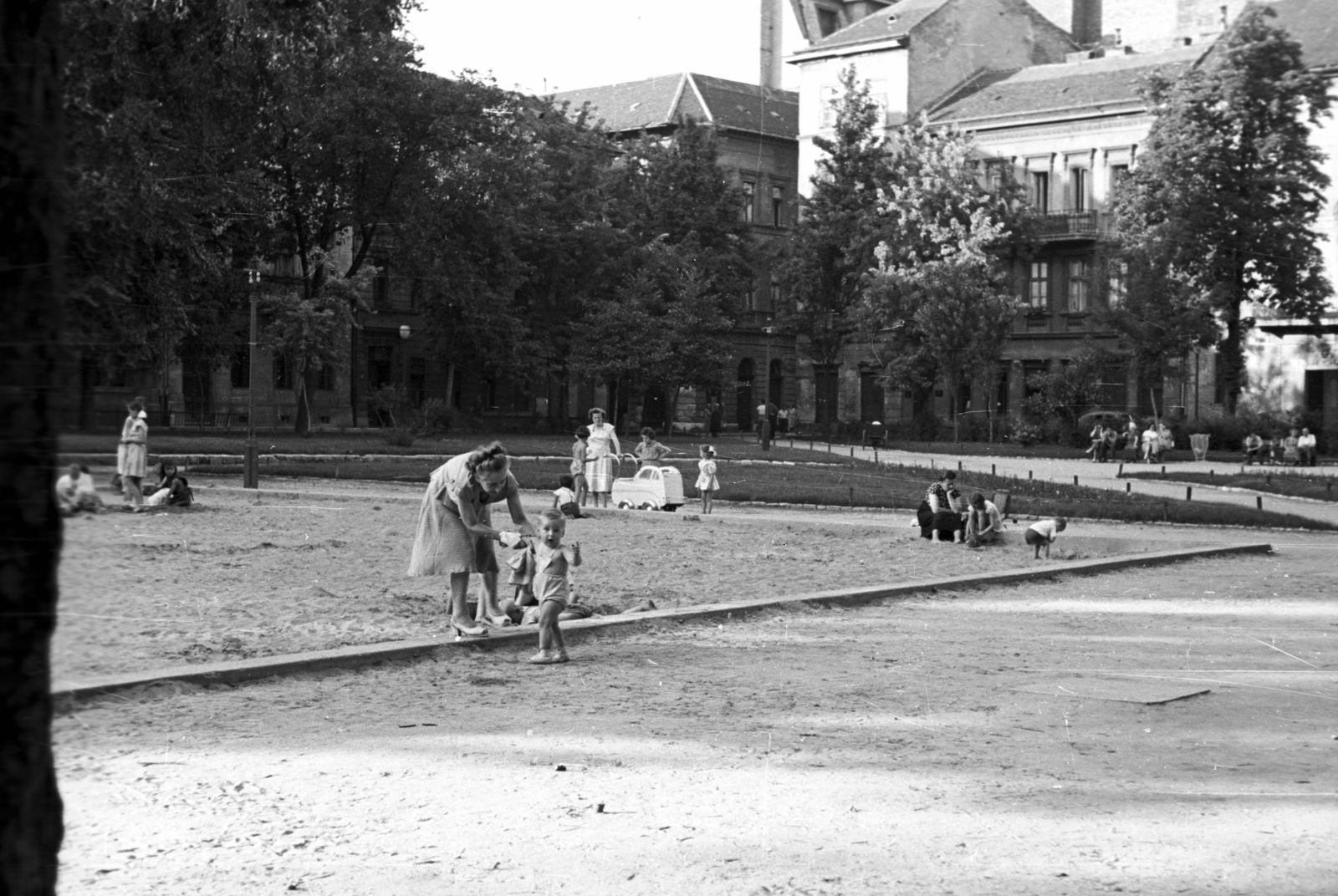 Magyarország, Budapest V., Károlyi kert, háttérben a Ferenczy István utca és Magyar utca házai., 1955, Nagy Gyula, játszótér, babakocsi, életkép, gyerekek, Budapest, Fortepan #51763