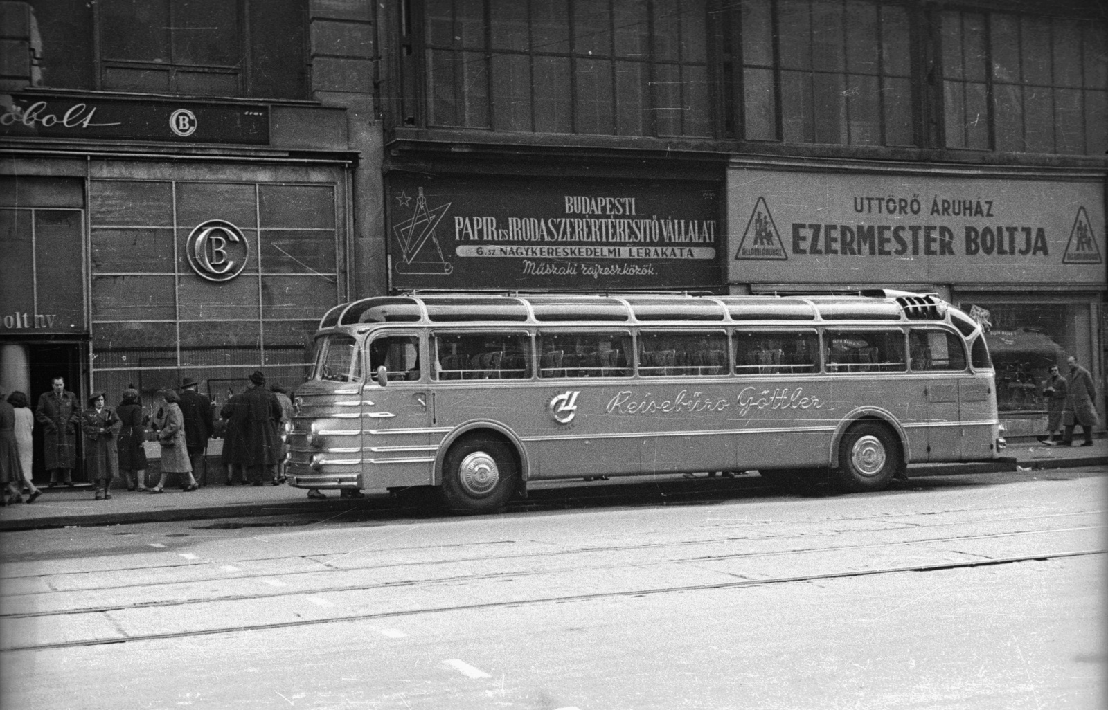 Hungary, Budapest V., Kossuth Lajos utcai házak a Semmelweis utca torkolatával szemben., 1955, Nagy Gyula, bus, sign-board, store display, Budapest, Fortepan #51766