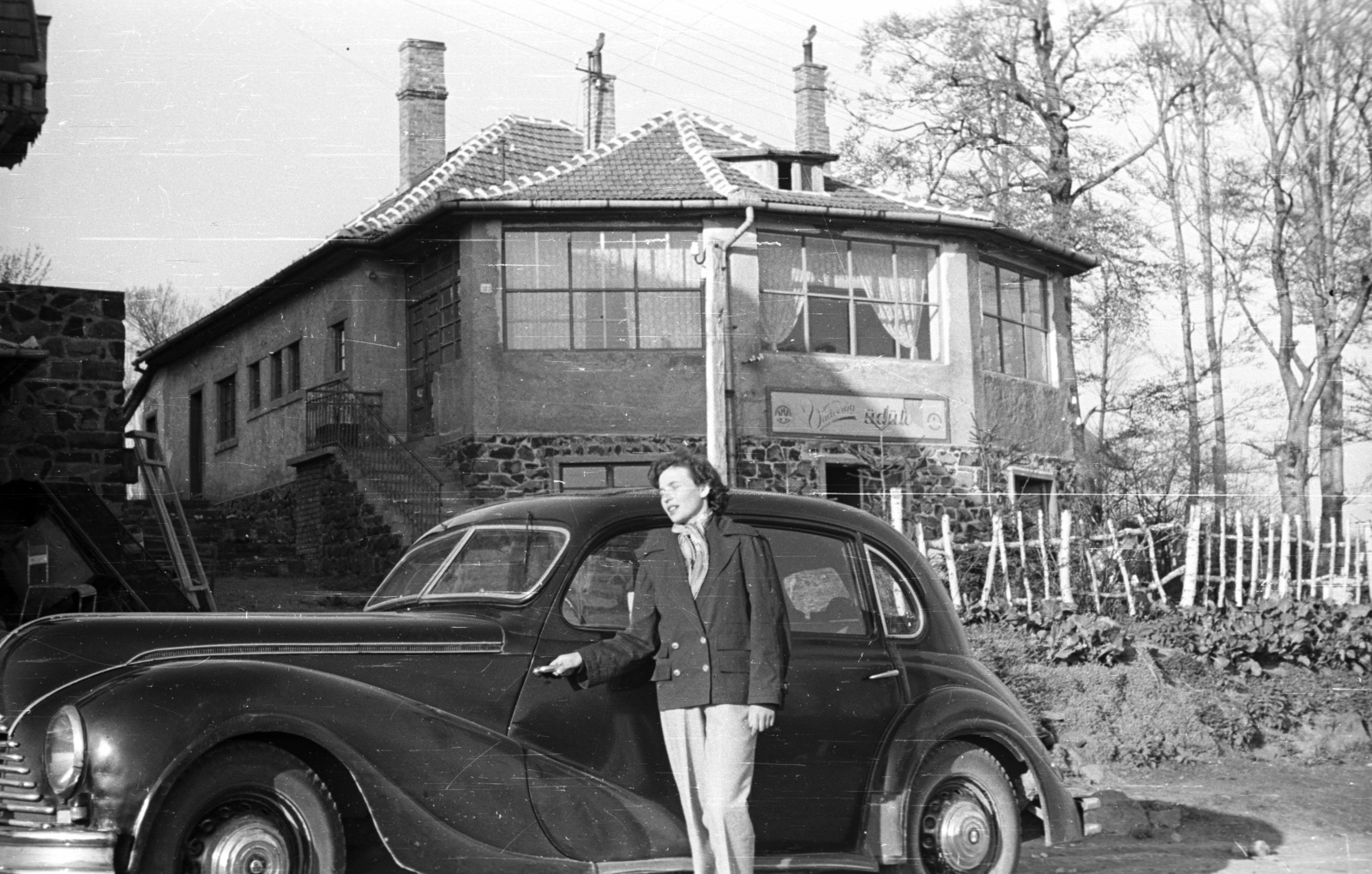 Hungary, Mátraszentimre, Vadvirág üdülő (egykor Felcser panzió, majd Vadvirág turistaház)., 1954, Nagy Gyula, German brand, EMW-brand, holiday house, automobile, Fortepan #51769