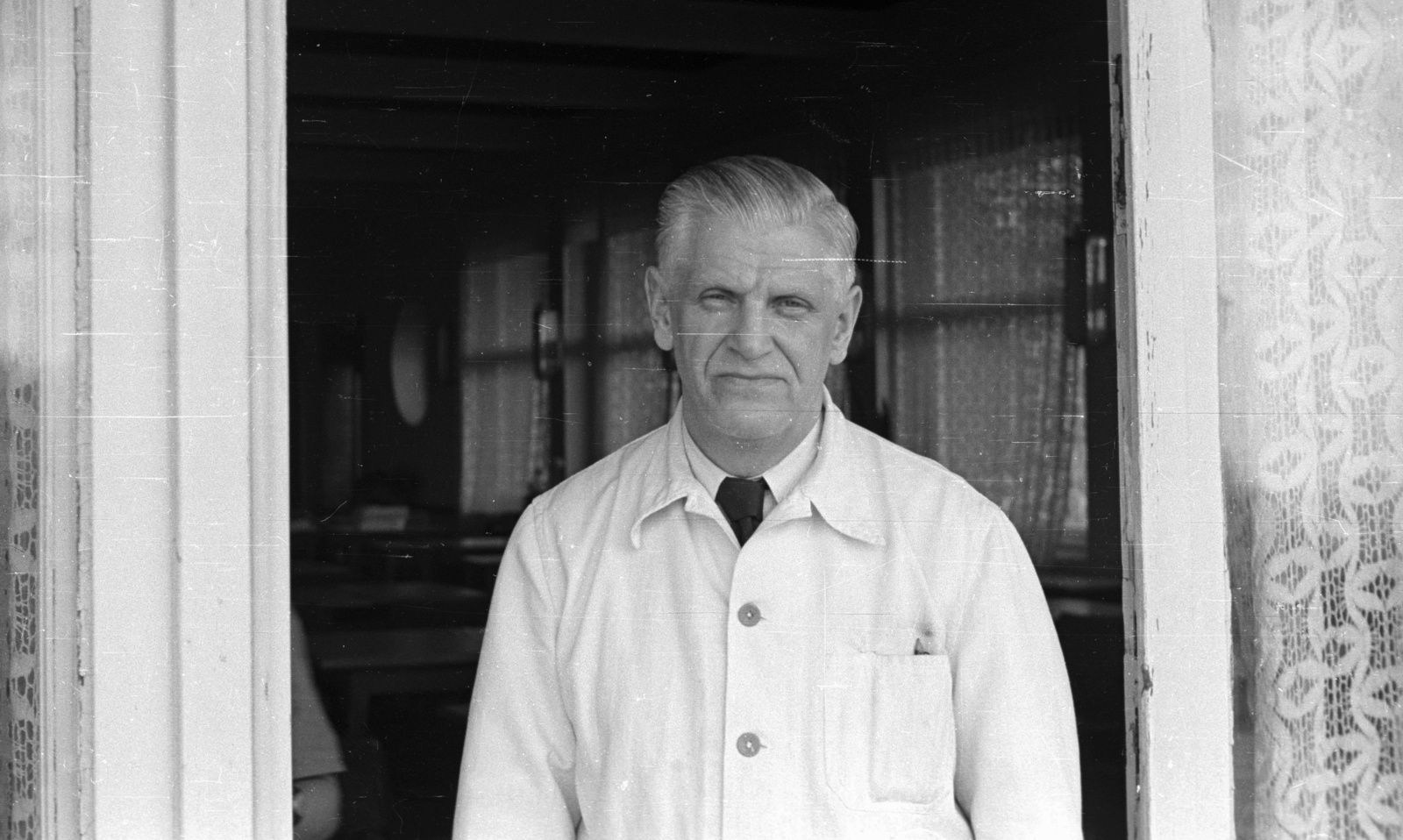 Hungary, 1954, Nagy Gyula, waiter, Fortepan #51772